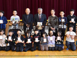 奥春別小児童に記念品(2021-03-24)