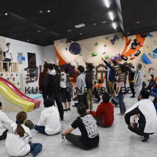 参加者、ボルダリングに挑戦(2021-03-07)