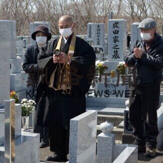 春の彼岸中日、釧路陵墓公苑に家族連れ(2021-03-21)