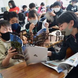 愛国小５０周年記念誌に児童笑顔(2021-03-13)