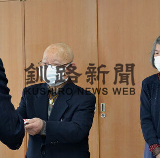 青葉老人クラブが市に１０万円を寄付(2021-03-13)