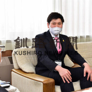 黒部市人事交流の下村さん、帰任で市長と懇談(2021-04-01)