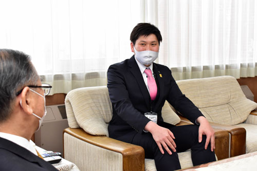 黒部市人事交流の下村さん、帰任で市長と懇談(2021-04-01)