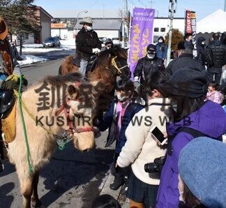 ＳＬ冬の湿原号運行最終日、標茶で乗客もてなす(2021-03-03)