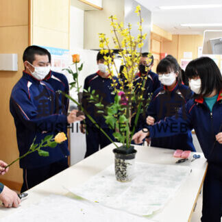 阿寒中生が生け花挑戦(2021-03-20)