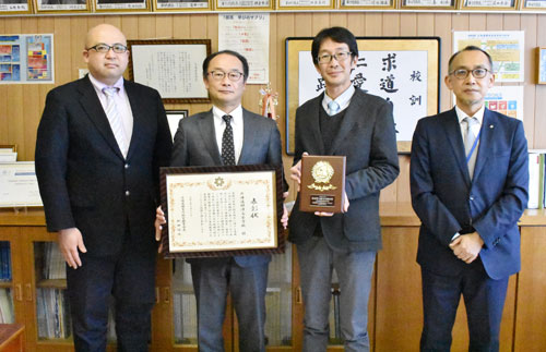 別海高の田村教諭と標津高に根室管内教育実践表彰_1(2021-03-18)