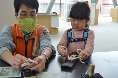 遊学館で春休み「ひも」に触れて楽しむ(2021-03-26)