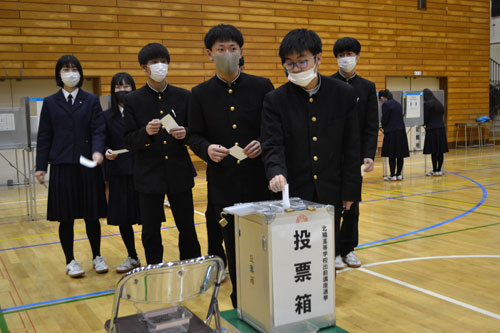 一票の重み学ぶ 北陽高で出前講座(2021-03-17)