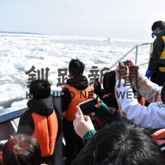 羅臼高生が冬の海を満喫(2021-03-26)