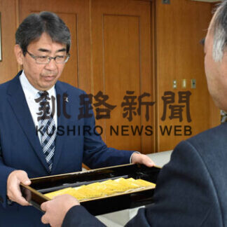 釧根新１年生に黄色いハンカチ寄贈(2021-03-23)