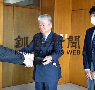 厚岸建設業協会が道具箱や観察バッグ寄贈(2021-03-26)