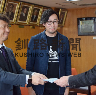 くしろ希望フェス実行委員会が図書カード３０万円分を市に寄贈(2021-03-30)