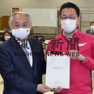 産業振興プランを提言　７事例、小松町長に(2021-03-27)