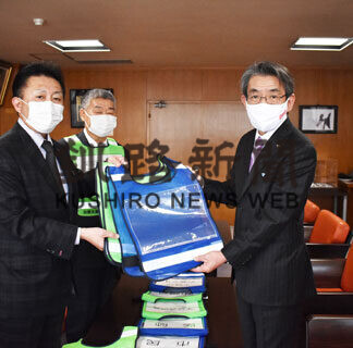 くしろネットワーク、防災ベストを市に２００着預託(2021-03-24)