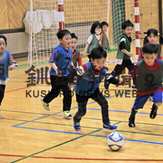 園児らゲームでサッカー親しむ　(2021-04-05)