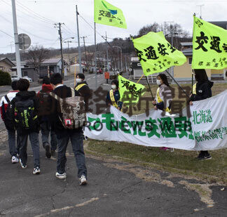 国道沿いで安全指導、事故防止呼び掛け(2021-04-15)