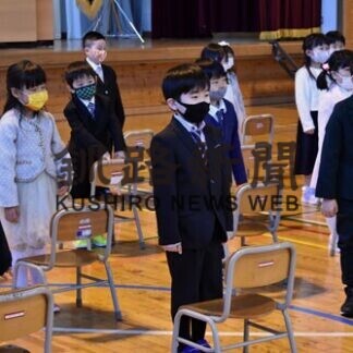 期待胸に学びやの門くぐる　管内小中で入学式(2021-04-07)