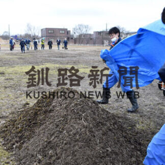 中鶴野町内会　公園内のイシクラゲ、手作業で除去(2021-04-20)