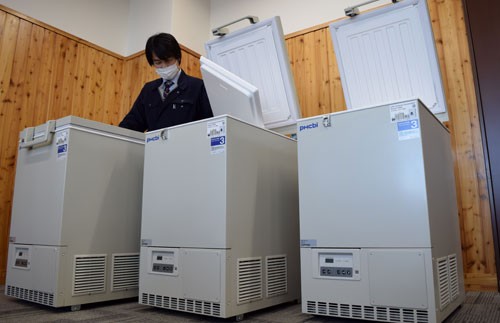 ワクチン用冷凍庫３台到着　今月中に1000人分(2021-04-06)