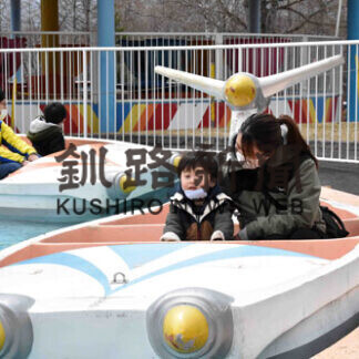 寒さなんの遊具に歓声　釧路市動物園(2021-04-26)