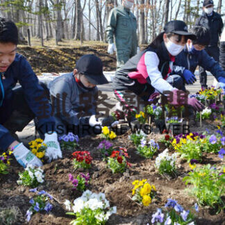 「優しさの花咲いて」山花小中生、動物園で植え込み(2021-05-01)