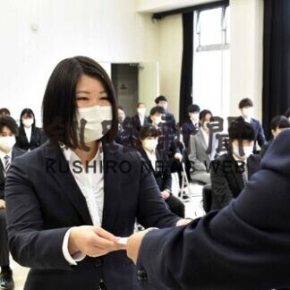 新規教職員に辞令交付(2021-04-06)