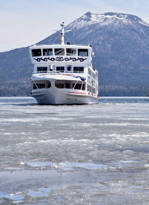 遊覧船が砕氷作業 釧路市阿寒湖(2021-04-17)