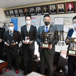 釧路ゆうやけライオンズクラブがバスケＵ－１５部会に優勝カップなど寄贈(2021-04-27)