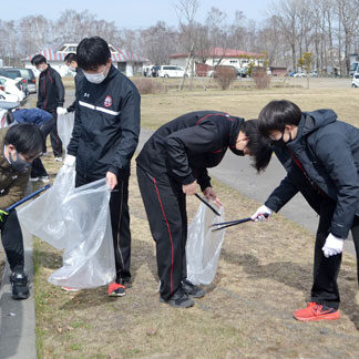 ごみ拾い まちきれいに　釧路市内５カ所清掃　武修館中・高生(2021-04-23)