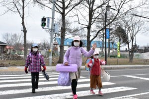 新１年生らに「おはよう」　地域ぐるみであいさつ運動(2021-04-09)