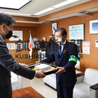 新入学児童に防犯ブザー寄贈(2021-04-05)