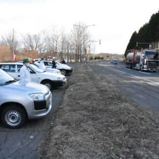 車ライト一斉点灯で交通安全アピール　中標津署と４町協力　(2021-04-17)