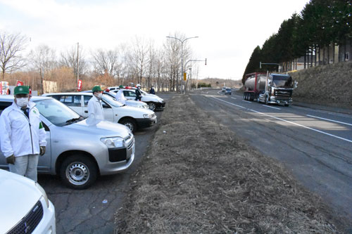 車ライト一斉点灯で交通安全アピール 中標津署と4町協力 (2021-04-17)