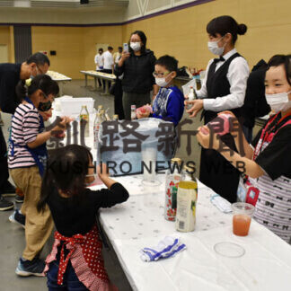 子供たちがケーキやジュース作りの仕事体験(2021-04-26)