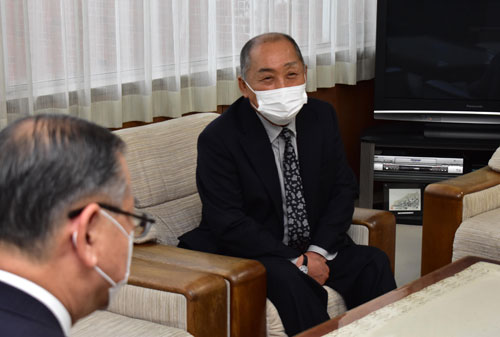 大坂漁業と社長らが市に800万円寄付 コロナ対策などに(2021-04-17)