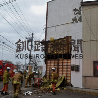 強風で住宅の壁剥がれる　知方学で風速25.8㍍(2021-04-14)