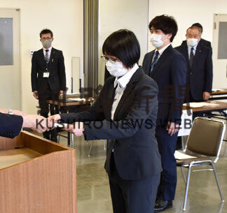 新採用教員は１４人　市教育が小中辞令交付(2021-04-09)