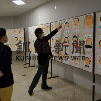 絵から楽しさ、色使いに工夫　きょうから釧新母の日似顔絵展(2021-04-23)