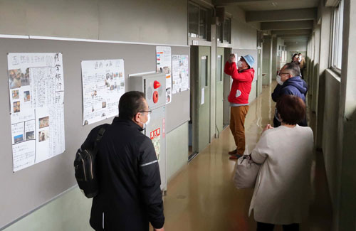 柏陵中学校の旧校舎を公開、卒業生ら懐かしむ(2021-05-08)