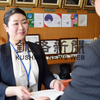 釧路市観光施策にアドバイス、ＪＡＬの服部さん着任(2021-05-09)