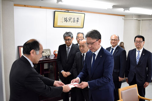 税理士会釧路支部が釧新基金に20万円拠出(2021-05-07)