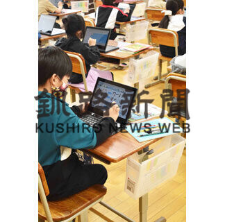 机にタブレットラック設置　湖畔小生「収納できて便利」　ＰＴＡが購入支援(2021-05-13)