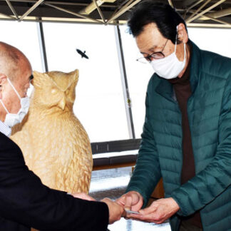 根室市観光開発公社がシマフクロウを守る会根室支部に寄付(2021-05-04)