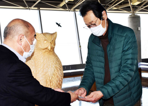 根室市観光開発公社がシマフクロウを守る会根室支部に寄付(2021-05-04)