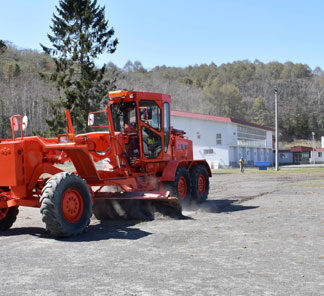 別保小のグラウンド整備　東工業が地域貢献活動(2021-05-18)