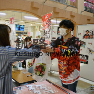 クレインズ上野選手 買い物客らと交流(2021-05-09)