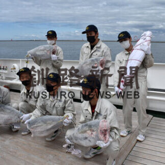 厚岸翔洋高生 乗船実習終え下船(2021-05-16)