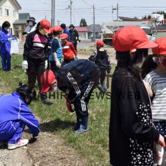 小中学生と住民が「中春別クリーン作戦」(2021-05-16)