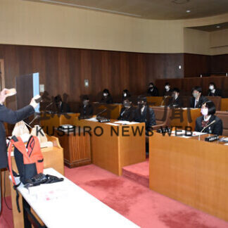 探究授業で町の現状学ぶ　白糠高１年生が役場訪問(2021-05-14)