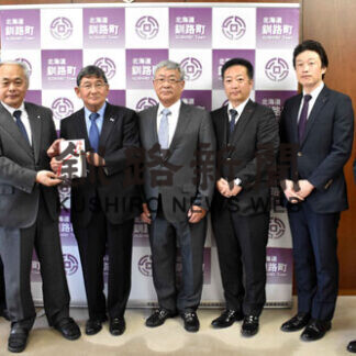 小学校向けにプリンター寄贈　釧路信金支店取引先(2021-05-07)